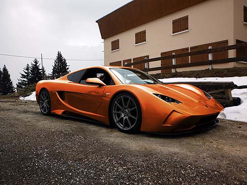 Vencer - Per garantire il massimo piacere di guida la vettura offre, inoltre, un efficiente sistema di climatizzazione, alzacristalli elettrici, chiusura centralizzata e allarme. width=