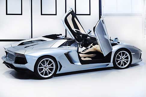 Lamborghini - Vero bolide Lamborghini Aventador LP 700-4 roadster aperta erede della coupè width=
