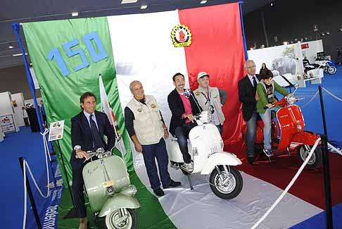 Ingresso Fiera - Vespa Club con Mingo di striscia e autorita presenti width=