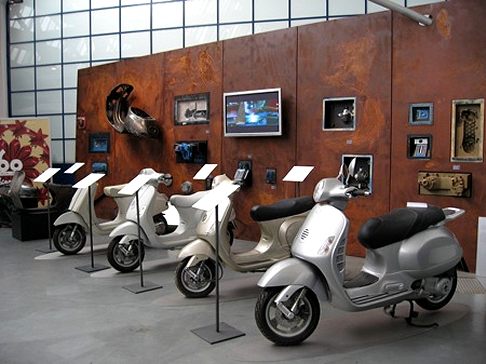 Piaggio - Esposizione Vespe della Piaggio  width=