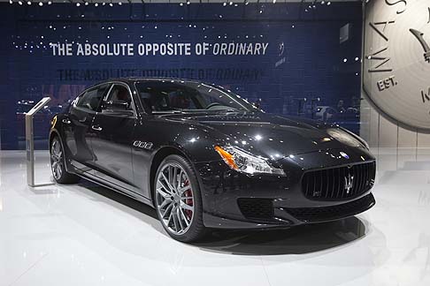 Maserati - Spicca il pacchetto per gli interni Zegna Edition, caratterizzato dalle finiture interne 100% in seta, firmate Ermenegildo Zegna ed ora disponibili sia sulla Ghibli sia sulla Quattroporte.