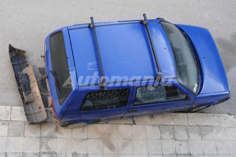 Incidente violentissimo - Vettura in sosta colpita da un pirata della strada, caccia all´uomo