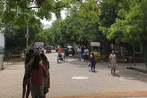 Traffico e atmosfere indiane - Viale di Pondicherry in India, con bici e mezzi di trasporto locale width=