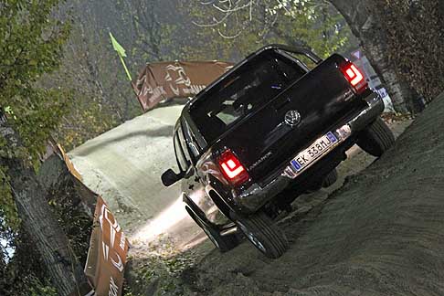 Volkswagen -  Volkswagen Amarok in azione sul percorso off road in atmosfere serali al Bologna Motor Show 2011 width=