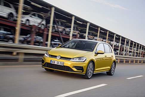 Volkswagen - La nuova versione della Golf, che vanta oltre 33 milioni di esemplari venduti nell’arco della sua vita produttiva, offre nuovi standard in fatto di sistemi di assistenza.