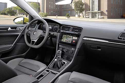 Volkswagen - Nuove modanature decorative e nuovi tessuti impreziosiscono l’abitacolo della Golf 2017. 