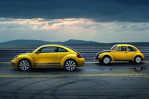 Volkswagen - La nuova Beetle GSR, attesa sul mercato a partire dall’autunno ad un prezzo di 30.300 euro (in Germania), adotta la livrea bicolore giallo/nero. width=