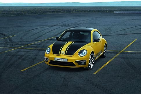 Volkswagen - A bordo le finiture nero/giallo caratterizzano il volante sportivo in pelle e i sedili sportivi. width=