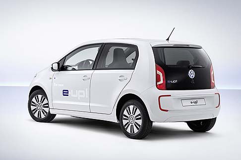 Volkswagen - In opzione la Volkswagen e-up! monta il Combined Charging System (CCS) che permette di collegarsi a vari tipi di ricarica, continua o alternata. width=