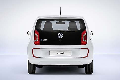 Volkswagen - La vettura si distingue per la presenza di luci diurne a LED ricurve inserite nel paraurti anteriore e di nuove soluzioni aerodinamiche riconoscibili nel resto del frontale. width=