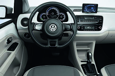 Volkswagen - Esteticamente la Volkswagen e-up!, che inaugura di fatto un nuovo capitolo nella mobilità sostenibile, marca una differenza sostanziale rispetto ad altri modelli della fortunata gamma di Wolfsburg. width=