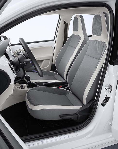Volkswagen - A bordo scopriamo la presenza di sedili rivestiti in tessuto grigio chiaro con cuciture blu e speciali rivestimenti in pelle width=