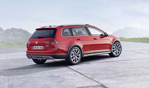 Volkswagen - A bordo si nota il carattere sportivo della vettura. Qui troviamo un volante rivestito in pelle, leva del cambio in pelle, rivestimenti dei sedili specifici con logo Alltrack sugli schienali anteriori,inserti in Dark Magnesium. width=