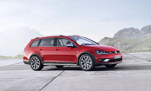 Volkswagen - La nuova Golf Alltrack è stata sviluppata per assicurare buone prestazioni sia su strada che su percorsi non asfaltati, grazie alla trazione integrale 4Motion. width=