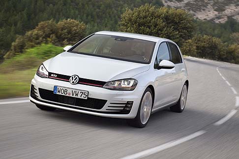 Volkswagen - Più potente rispetto alla prima generazione, la cui potenza era fissata a 110 CV, la nuova Golf GTi eroga fino a 220 CV di potenza, ed offre, per gli assetati di ulteriore carattere una versione con 10 CV in più (230 CV): la Golf GTI Performance. width=