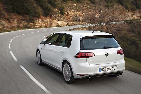 Volkswagen - Per quanto riguarda gli esterni, la Golf GTI Performance (230 CV) si distingue per il logo GTI sulle pinze dei freni anteriori e per i freni a disco autoventilanti più grandi della GTI 220 CV.  width=