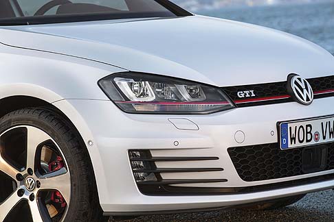 Volkswagen - Il listino prezzi parte da 30.100 euro per la versione GTI 2.0 TSI 220 CV BlueMotion Technology. Si sale a 32.000 euro con il top della gamma GTI 2.0 TSI 220 CV BlueMotion Technology DSG.  width=