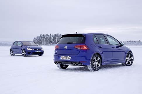 Volkswagen - Nel frontale spiccano elementi estetici come il paraurti dal design rinnovato con prese d’aria ampie, calandra del radiatore modificata e luci diurne integrate nell’alloggiamento dei fari bixeno.  width=