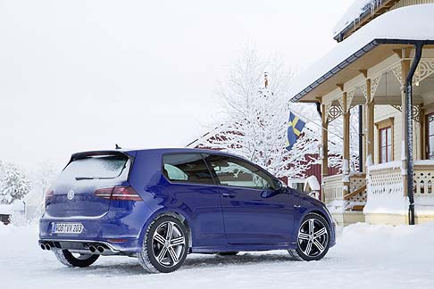 Volkswagen - Per quanto riguarda la gamma delle unità, troviamo il propulsore TSI turbo benzina a iniezione diretta di nuova costruzione, con 300 CV di potenza.  width=