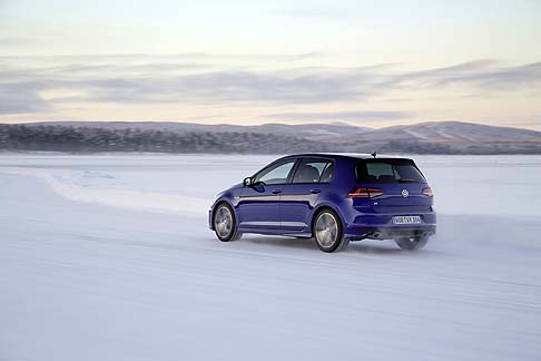 Volkswagen - Due le versioni in catalogo. Per la variante abbinata al motore 2.0 TSI da 300 CV con manuale 6 marce sarà necessario sborsare fino a 40.900 euro. Si sale a 42.800 euro per la versione 2.0 TSI 300 CV con cambio DSG 6 marce.  width=