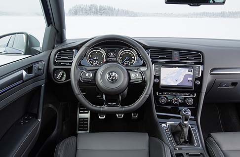Volkswagen - A bordo troviamo di serie i sedili sportivi (anteriori), con fasce centrali rivestite in tessuto Race (colore Titanschwarz) con impunture nere.  width=