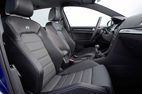 Volkswagen - La nuova Golf R vanta tutta una serie di dotazioni personalizzate. Oltre a paraurti, listelli sottoporta e cerchi in lega leggera da 18 pollici sono disponibili anche i fari bixeno di serie con nuove luci diurne a LED. width=