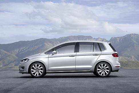 Volkswagen - Il design offre soluzioni estetiche che ne sottolineano la personalità, come ad esempio, le maniglie delle portiere integrate nel profilo laterale e il taglio delle superfici vetrate. width=