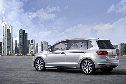 Volkswagen - Il frontale presenta linee nette e gruppi ottici, con luci Led diurne opzionali. width=