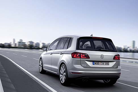 Volkswagen - Gli interni appaiono ridisegnati rispetto alla Golf tradizionale, pur conservando alcune connotazioni precise come la strumentazione e i comandi.  width=