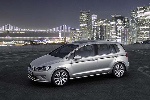 Volkswagen - Tra le opzioni troveremo anche la corona dello sterzo riscaldabile, insieme al Blind Spot Monitor, il Dynamic Chassis Control, il City Emergency Braking, l'Adaptive Cruise Control, il Drive Alert System. width=