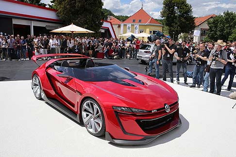 Volkswagen - Per l’edizione 2014 del Worthertsee Tour, appuntamento irrinunciabile per gli appassionati del tuning, che si celebra in Austria da ben 33 anni, la guest star era indubbiamente la Volkswagen GTI Roadster. width=