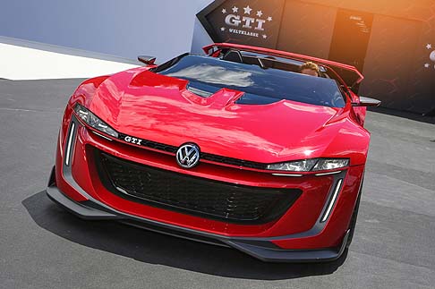 Volkswagen - L’intrigante supercar, disegnata come virtual car per Gran Turismo 6, il noto videogame per PlayStation®3, si presenta con un biglietto da visita di tutto rispetto: design dal forte impatto visivo abbinato a prestazioni da auto sportiva.  width=