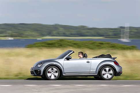 Volkswagen - Tutti i modelli del Maggiolino sono equipaggiati di serie con l’impianto radio Composition Colour, con schermo da 5 pollici e otto altoparlanti.