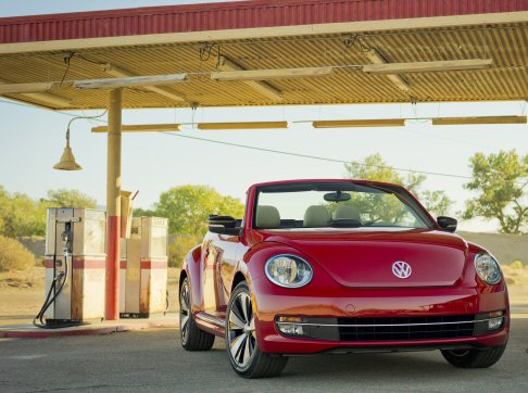 Volkswagen - Il tetto in tela, che si apre in 10 secondi fino alla velocità massima di 50 km/h, è circondato nell’area posteriore, da una profilatura cromata, restando ben in vista quando viene richiuso. width=
