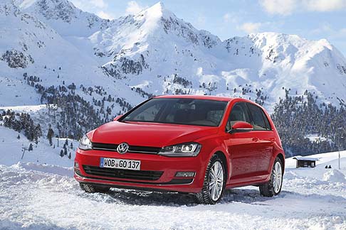 Volkswagen - Cresce la ricca famiglia della nuova Golf, che dopo l’arrivo a fine 2012 dei nuovi modelli a trazione anteriore,vede l’ingresso nella gamma delle versioni a trazione integrale 4Motion. width=