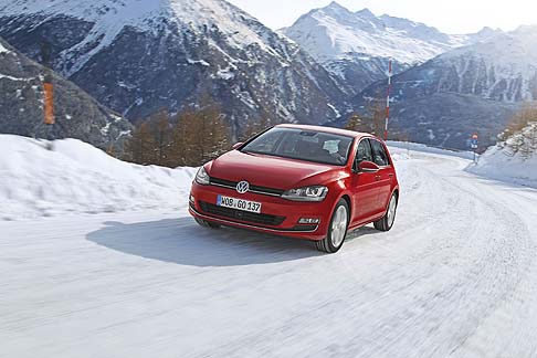 Volkswagen - L’equipaggiamento di serie della entry level Trendline prevede l’offerta del programma di controllo elettronico della stabilizzazione, frenata anti collisione multipla, sette airbag, luci diurne. width=