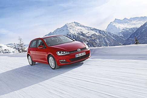 Volkswagen - Infine, l’allestimento Highline si distingue per dotazioni quali illuminazione ambiente, sedili anteriori e ugelli lavavetro riscaldabili, cornici cromate per i comandi degli alzacristalli elettrici. width=