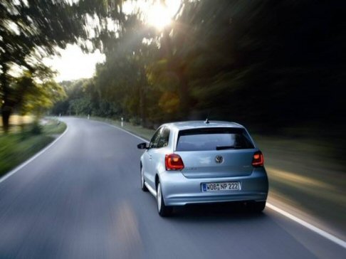 Volkswagen - In totale sono stati percorsi ben 1.564 km con un consumo medio di 2,9 l/100 km, inferiore al dato dichiarato di 3,3 l/100 km (nel ciclo combinato), ottenuto grazie ad una guida attenta, uno dei capisaldi della filosofia ThinkBlue. width=