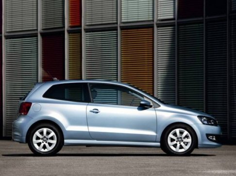 Volkswagen - La gamma italiana della Polo propone altre varianti, con carrozzeria 3 e 5 porte. Il motore Turbodiesel TDI 1.2 75 CV della BlueMotion è disponibile con gli allestimenti United, Trendline e Comfortline. width=
