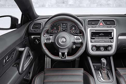 Volkswagen  - La tinta Deep Metallic Black viene associata a strisce centrali, calotte degli specchietti in Galvanic Grey e cerchi in lega Interlagos da 18 pollici (da 17 in Cina). width=