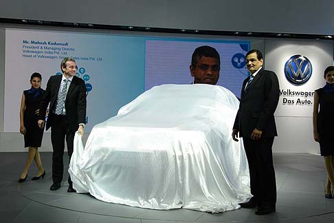 Volkswagen - Svelata in veste di concept al Salone di San Paolo del 2012, la Volkswagen Taigun si appresta a diventare modello di serie e sceglie il parterre internazionale del Salone di New Delhi, per svelarsi al pubblico.  width=
