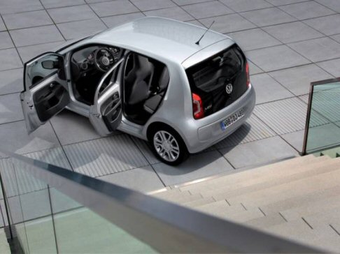 Volkswagen - Volkswagen up! 5 porte si affianca, con il debutto di inizio estate, alla fortunata versione 3 porte, auto di riferimento del 2011, che ha conquistato il primo posto nella statistica delle Immatricolazioni in Germania. width=