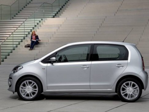 Volkswagen - La up! è la prima auto della sua categoria che grazie a questo dispositivo frena automaticamente inun range di velocità da 5 a 30 km/h. Può inoltre essere installato il maps+more (di serie in Italia) e il sistema infotainment portatile touchscreen. width=
