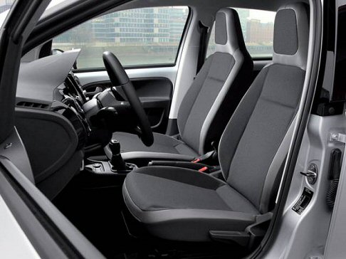 Volkswagen - Il top della gamma high up!, si arricchisce di cerchi in lega leggera da 15 pollici (tipo spoke), fendinebbia e dash pad ordinabile in black pearl, pure white, red, light blue o dark silver metallic. width=