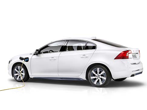 Volvo - La concept car S60L PPHEV può essere ricaricata tramite una normale presa di corrente (230 V/fusibile da 6A a 16A). Una carica completa a 10 A richiede 4,5 ore, mentre il tempo si riduce a 4 ore con 16 A. width=