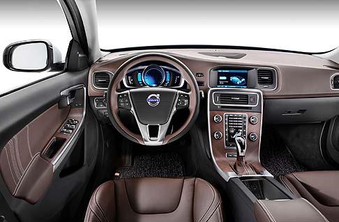 Volvo - Stilisticamente la vettura si propone con una livrea bianco perla opaco, con dettagli in contrasto neri o blu nella sezione inferiore e sui cerchi a sette razze. width=