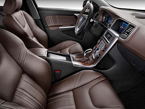 Volvo - Per gli interni esclusivi è stata utilizzata pelle marrone nocciola con impunture in contrasto su sedili, volante, quadro strumenti e pannelli delle portiere. width=