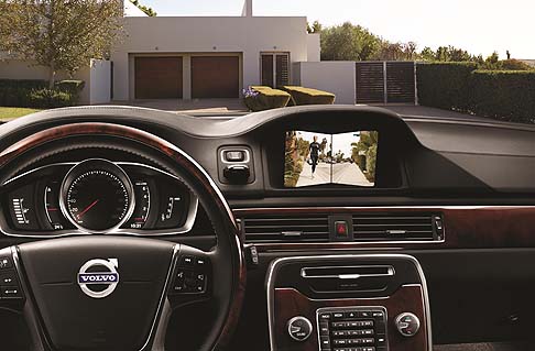 Volvo - È possibile, inoltre, selezionare singolarmente alcuni optional della serie Inscription, come gli inserti decorativi Inscription Walnut in noce e un rivestimento del padiglione in tinta nero carbonio (XC60) per creare un ambiente raffinatissimo.  width=