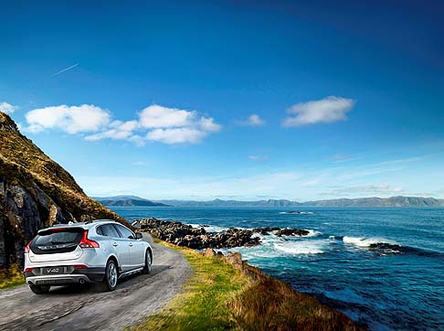 Volvo - Per quanto riguarda gli esterni, le opzioni Inscription comprendono tre tinte: Crystal White Pearl, Electric Silver e Ember Black (V70, XC70 e S80), oltre ai cerchi a dieci raggi da 19 pollici (V70 e S80) o 20 pollici (XC60). width=