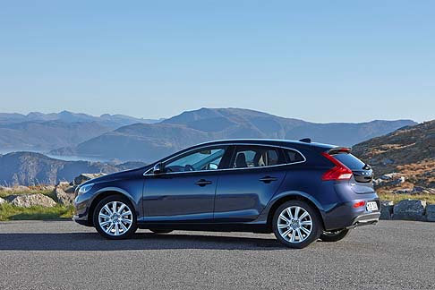 Volvo - La quinta generazione di vetture Volvo Ocean Race Edition include i modelli Volvo V40, V40 Cross Country, V60 e XC60. Inoltre, Volvo Cars propone i modelli V70 e XC70 Edition per i clienti dal carattere più dinamico.  width=